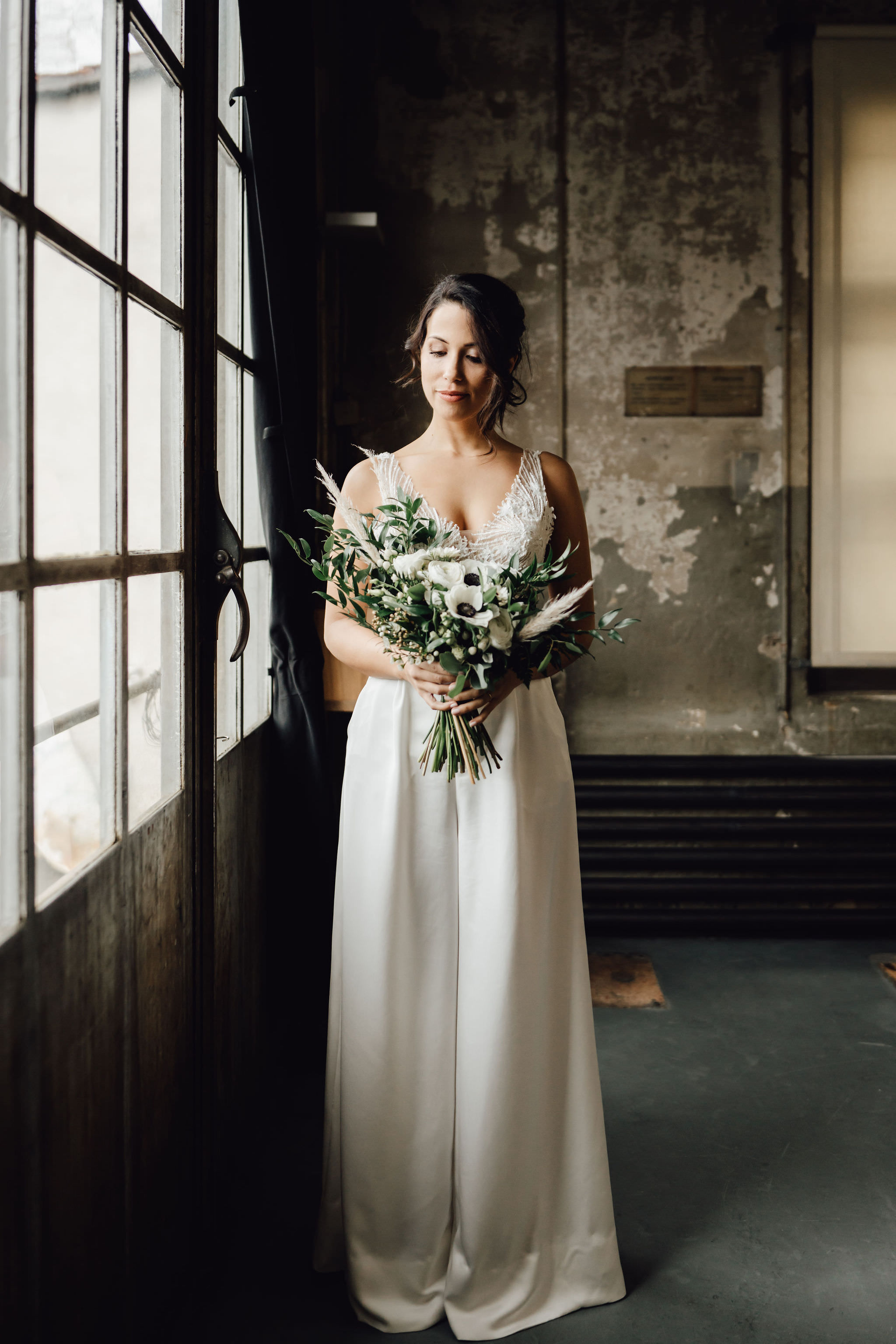 Hochzeitsplanung, Hochzeitsplaner, Eventplanung, Wedding Planner, Styled Shoot, urban, bright & chic, industrial, Giesserei Oerlikon, Brautpaar, Braut, Bräutigam|, Brautstyling, Hochzeitskleid, Brautkleid, Hochzeit, Sommerhochzeit | Lara Flückiger, Zürich, Schweiz, The Wedding Stories