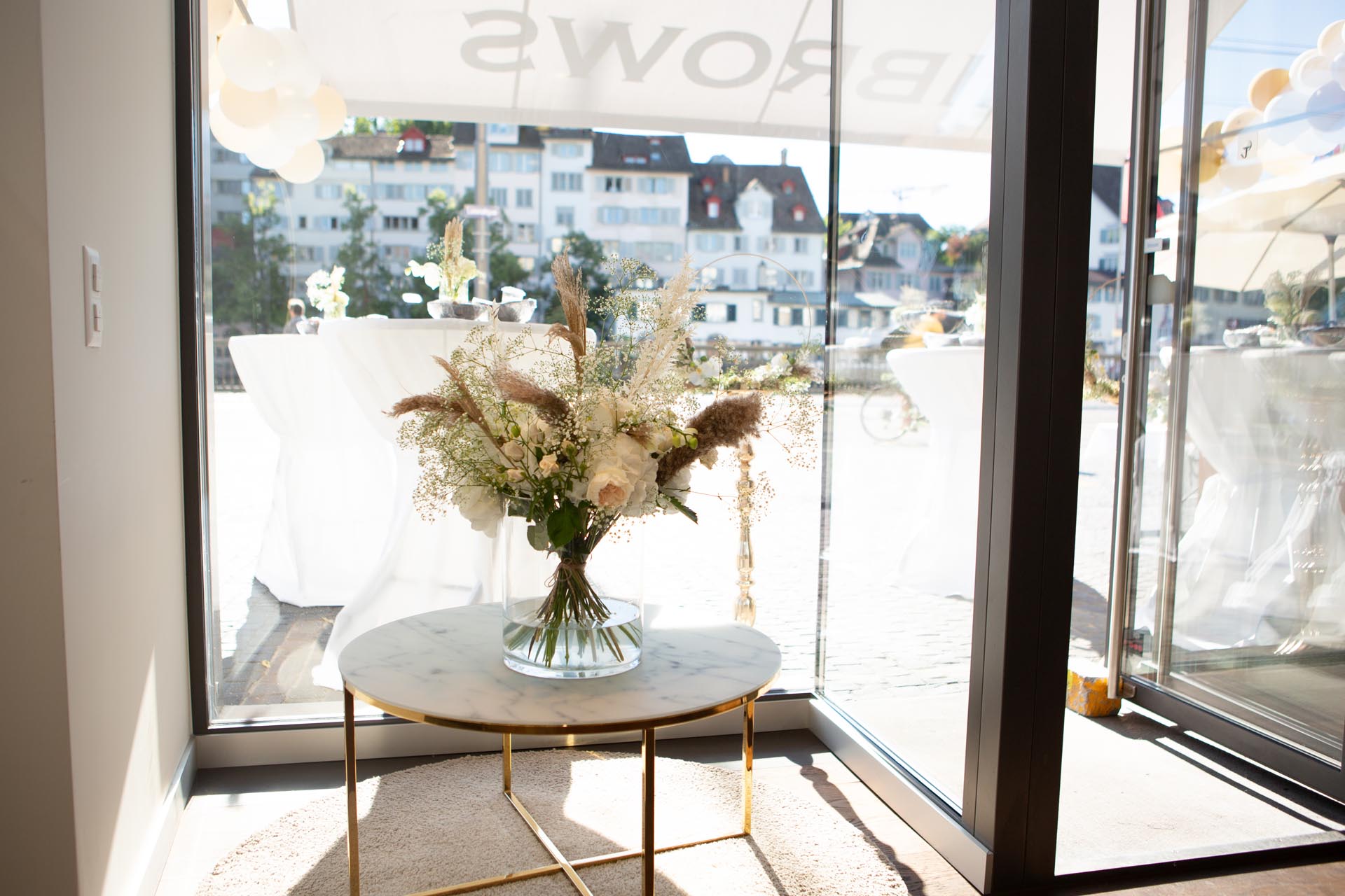 All White Summer Party, Flowers, Decoration, HIBROWS, Hibrows Zürich, Microblading, Summer Party, All White Party, Party Zurich, gold, white. Zürich, Switzerland | Lara Stähli, The Wedding Stories, Wedding Planning, Event Planning, Planer