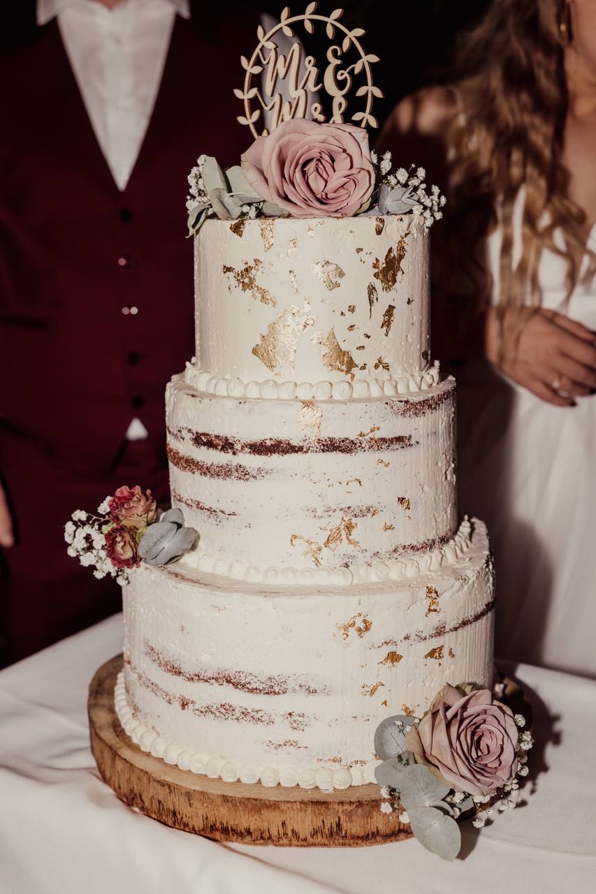 Real-Wedding-Hochzeit-Wedding-Brautpaar-Bride-Dinner-Torte-Hochzeitstorte-Wedding-Cake-Anschnitt-Blumenland-Meier-Lufingen-Brautpaa.jpg