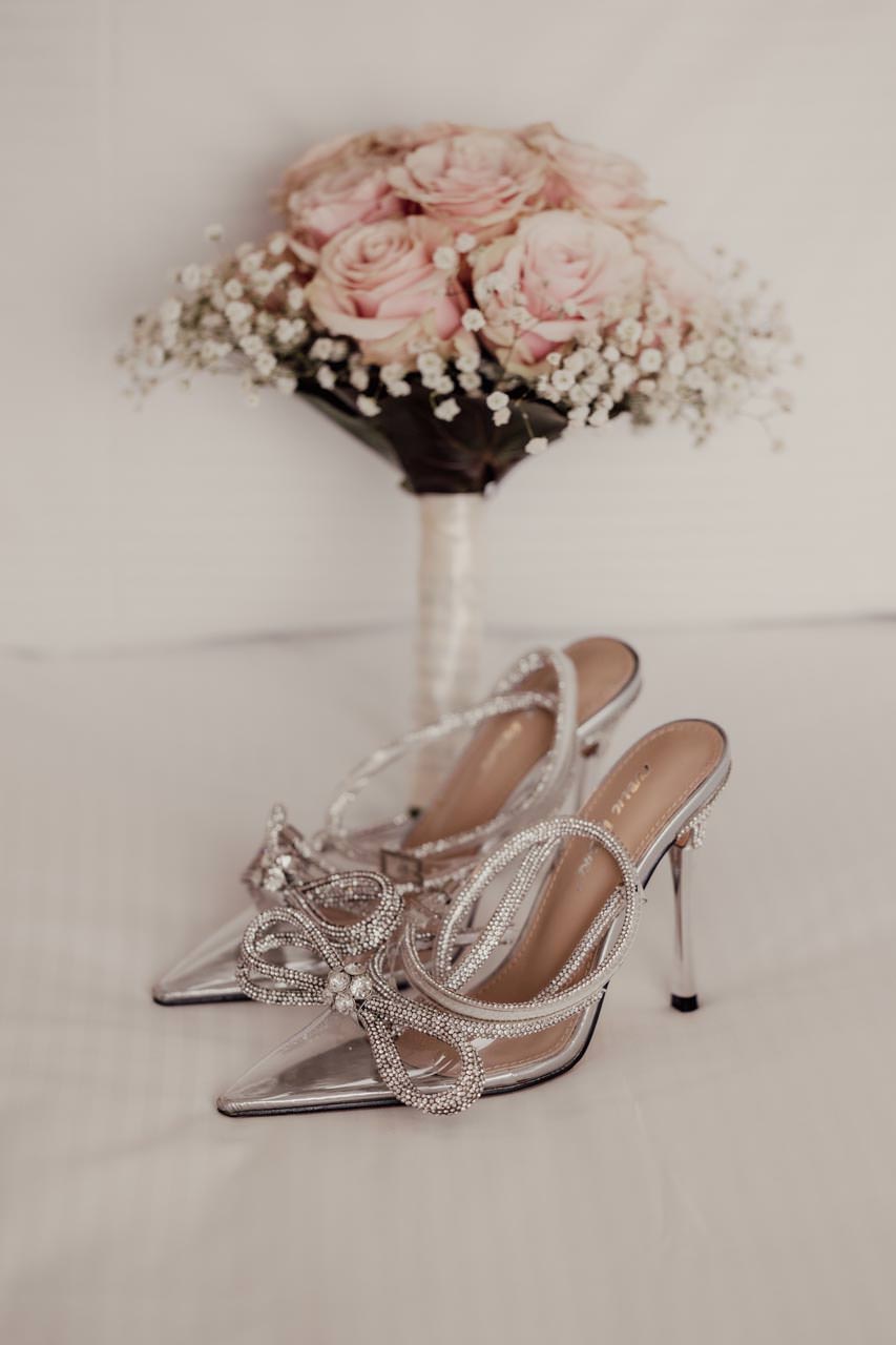 Styled-ShootHotel-Alex-Lake-ZurichGetting-Ready-Shoes-Bridal-BrautstraussBridal-BouquetFlowers-BlumenHotel-Lara-StaehliWedding-Planner-Hochzeitsplaner-ZuerichThe-Wedding-Stories