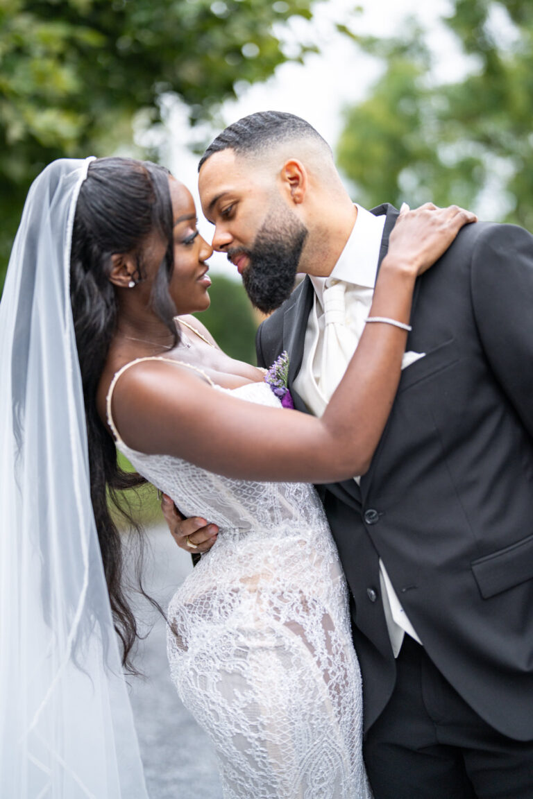 Braut und Bräutigam umarmen sich unter freiem Himmel in Italien und blicken sich an ihrem Hochzeitstag in die Augen - ein wunderschöner Moment, der mit fachkundiger Hochzeitsplanung geschaffen wurde.