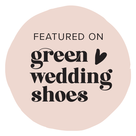 Abzeichen liest Featured auf grünen Hochzeitsschuhen mit einem Herz, auf einem weichen rosa Hintergrund-perfekt für jeden Hochzeitsplaner suchen, um einen Hauch von Charme, um ihre Italien Hochzeitsplanung hinzuzufügen.