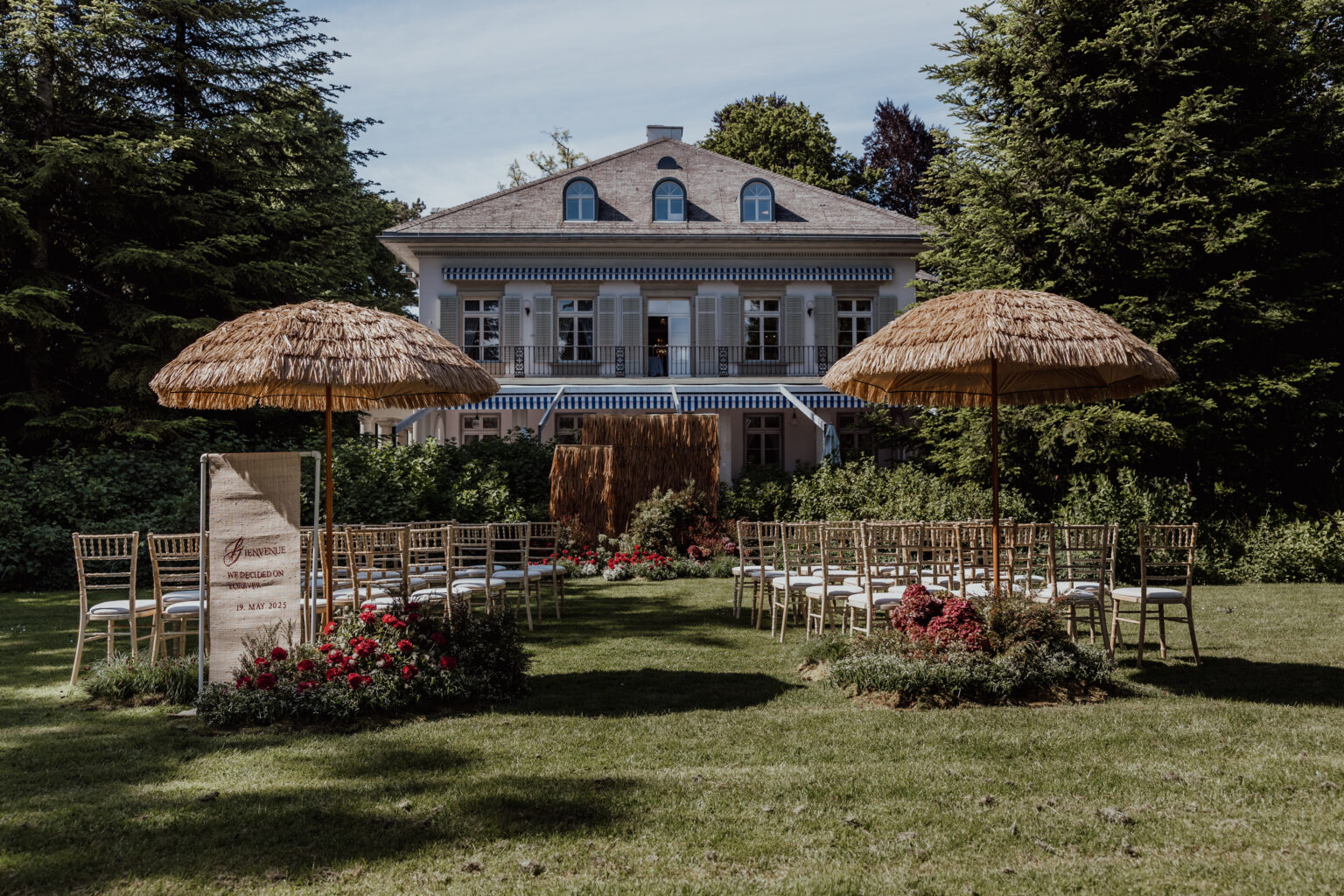 Home 5 Charmante Hochzeitszeremonie im Freien in Italien, mit Stühlen, Strohschirmen und Blumen vor einem großen Haus - perfekt für alle, die eine professionelle Hochzeitsplanung suchen.