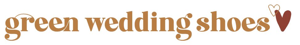 Grüne Hochzeitsschuhe in braunem Text mit zwei Herzformen, einer braunen und einer konturierten, am Ende.