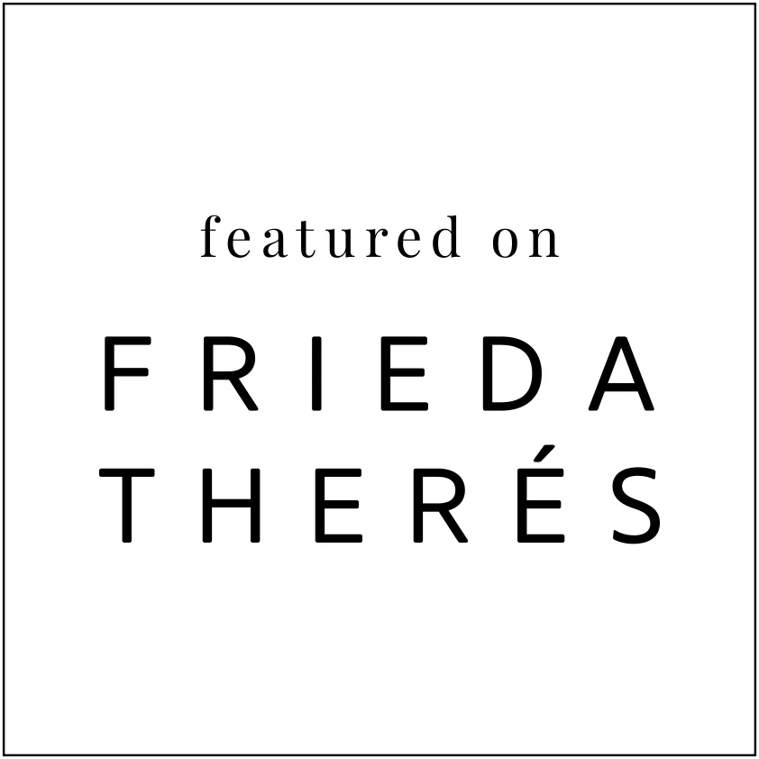 Der Text „Featured on FRIEDA THERÉS“ ist in schwarzen Buchstaben auf weißem Hintergrund zu lesen und hebt die Inspiration für deine Hochzeit hervor.