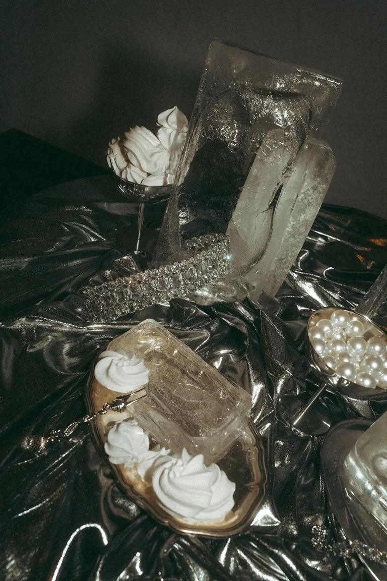 Baiser-Kekse, Eiswürfel und Perlen auf silbernem Stoff für einen luxuriösen Hochzeitsplaner in der Schweiz, Luxury Wedding Planner, Zurich, The WES, Switzerland, Schweiz, Lara Flueckiger, Grand Hotel National, Luzern