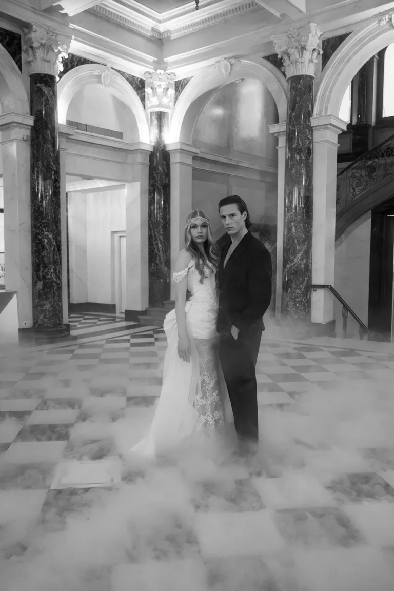 Ein Brautpaar steht in einer luxuriösen Hochzeitskulisse, umgeben von tief hängendem Nebel, Luxury Wedding Planner, Zurich, The WES, Switzerland, Schweiz, Lara Flueckiger, Grand Hotel National, Luzern