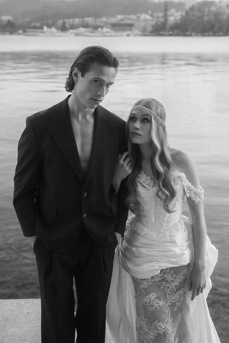 Ein Mann und eine Frau in Hochzeitskleidung am Wasser für einen Luxus-Hochzeitsplaner in der Schweiz., Luxury Wedding Planner, Zurich, The WES, Switzerland, Schweiz, Lara Flueckiger, Grand Hotel National, Luzern