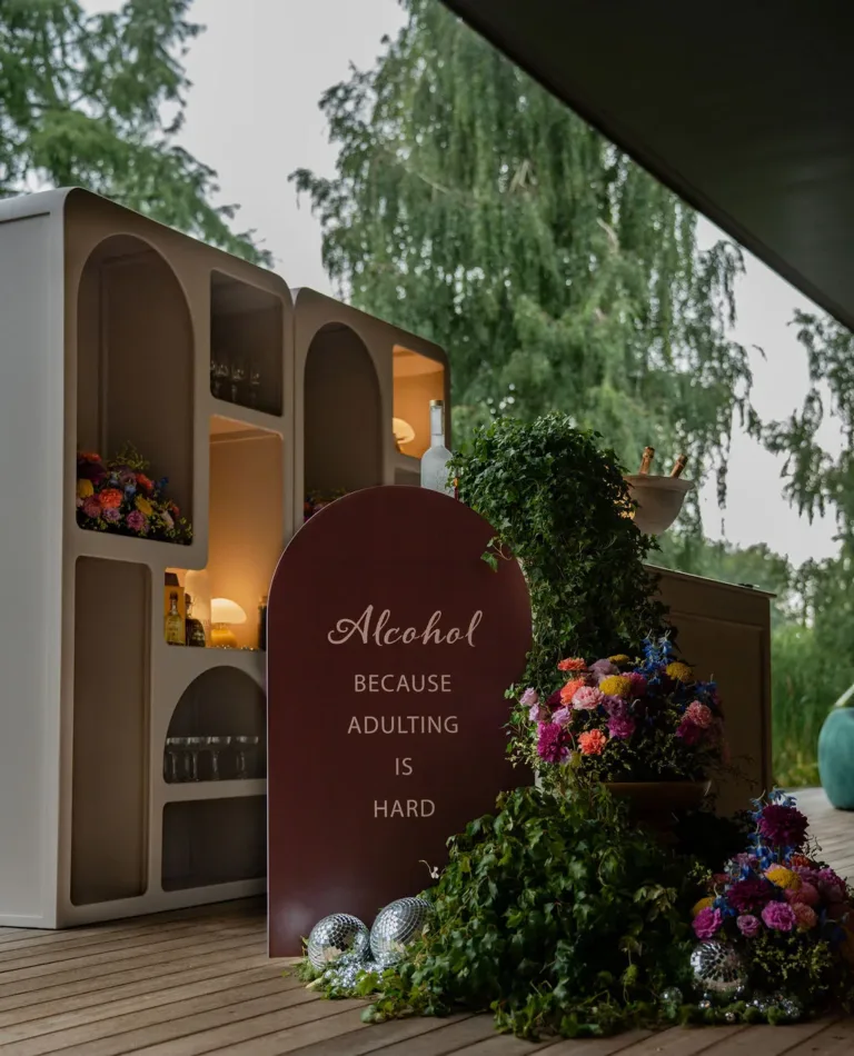 Eine Bar im Freien mit Blumendekoration und Discokugeln – perfekt für Firmenveranstaltungen in der Schweiz und Feiern für Erwachsene. Enea Baummuseum Rapperswil, Private Events Schweiz