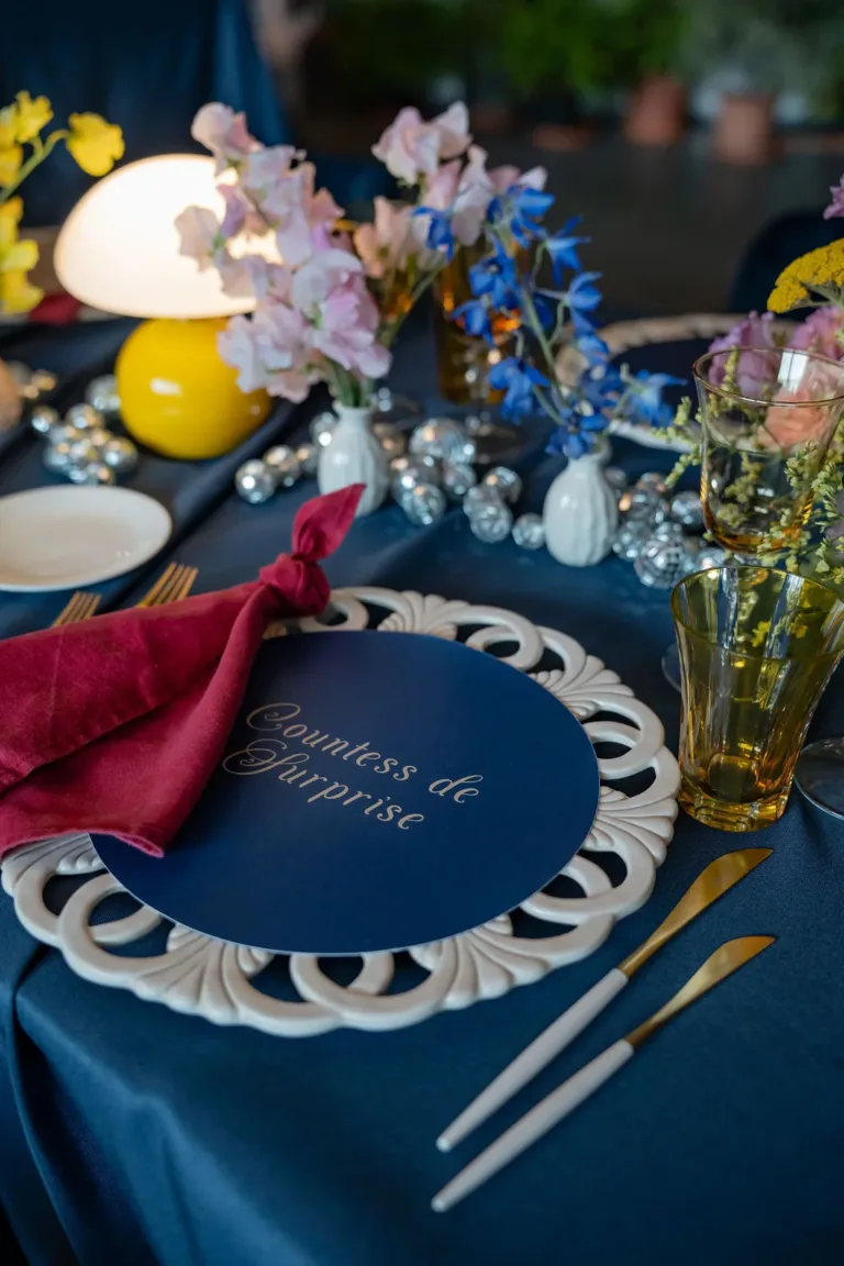 Elegante Tischdekoration mit Countess de Surprise-Teller, goldenem Besteck und Blumen – ideal für Firmenveranstaltungen in der Schweiz.